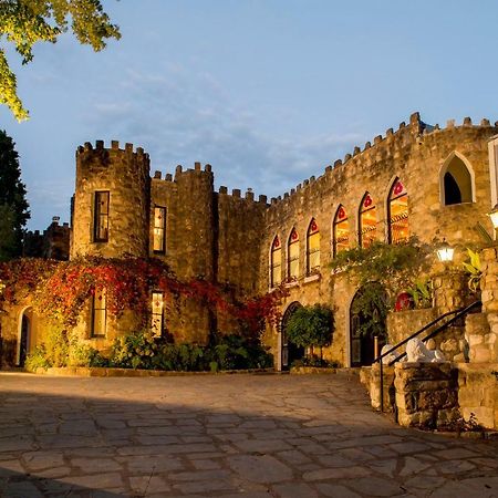 The Manor Basket Range Hotel Bagian luar foto