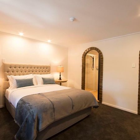 The Manor Basket Range Hotel Bagian luar foto