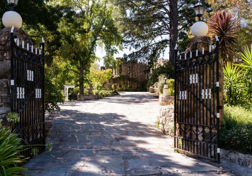 The Manor Basket Range Hotel Bagian luar foto